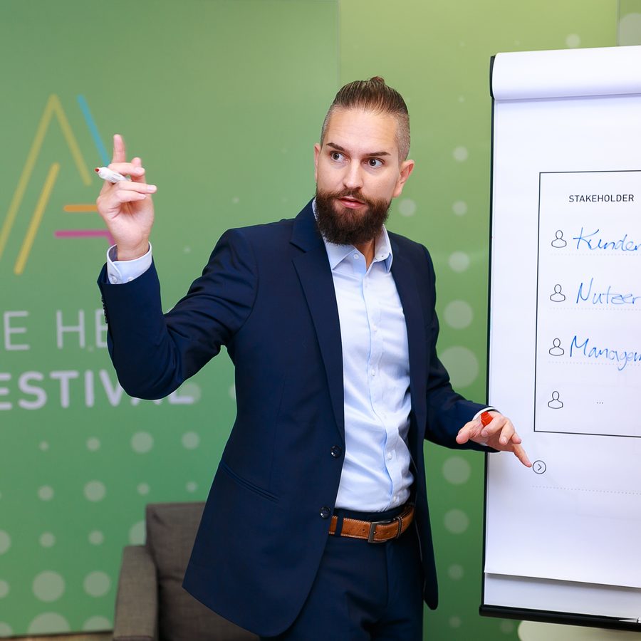 Julian Fuchs erklärt Zusammenhänge am Flipchart