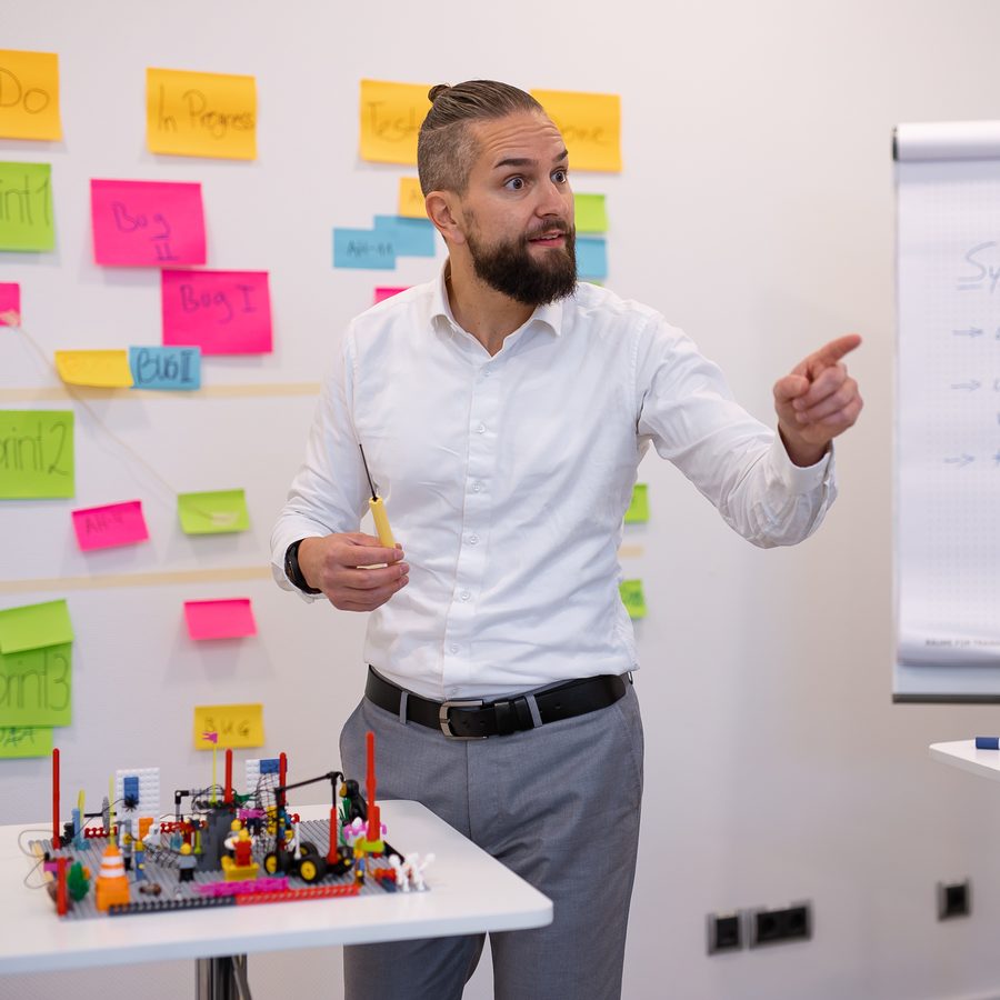 Julian Fuchs moderiert einen Workshop mit Team-Board